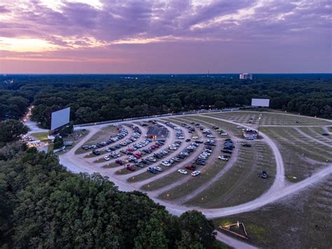 Getty 4 drive in - Apr 14, 2022 · MUSKEGON, MI – The vintage Getty Drive-In is about to open in Muskegon, a sure sign that warm summer nights are on their way. The four-screen outdoor movie complex will open for the season on ... 